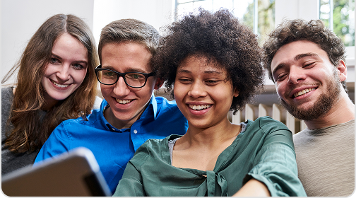 Pessoas felizes sorrindo e se abraçando com alegria.