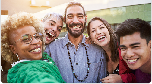 Pessoas felizes sorrindo e se abraçando com alegria.