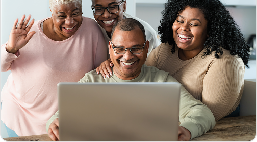 Pessoas felizes sorrindo e se abraçando com alegria.
