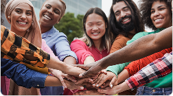 Pessoas felizes sorrindo e se abraçando com alegria.
