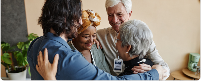 Pessoas felizes sorrindo e se abraçando com alegria.