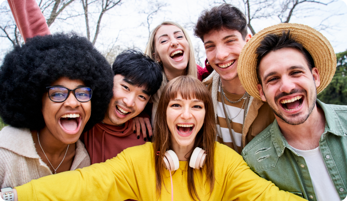 seis pessoas juntas sorrindo