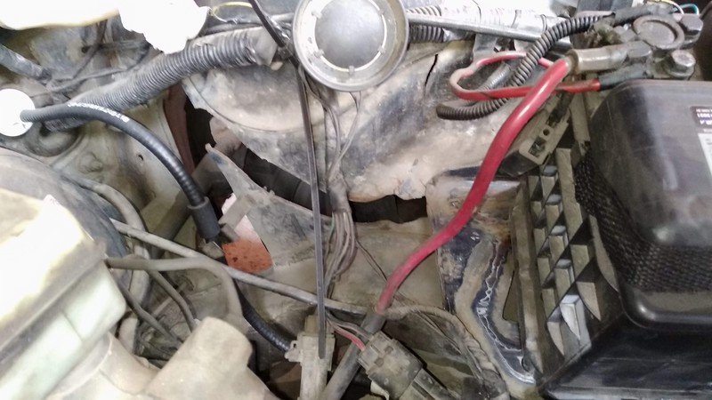 Onde fixa o amortecedor rompeu vamos trocar a parte dianteira lado esquerdo (motorista)