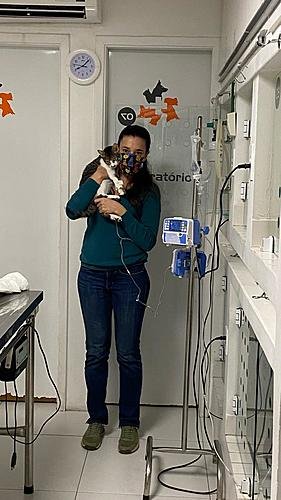 A person standing in a room

Description automatically generated