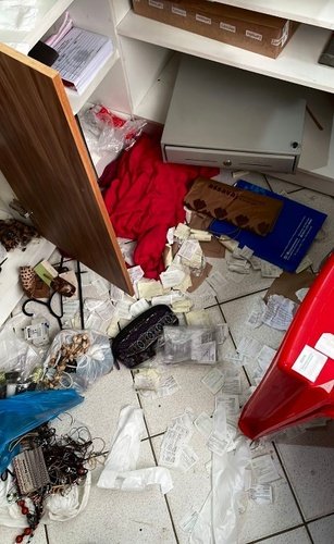 Uma imagem contendo no interior, bagunçado, mesa, comida

Descrição gerada automaticamente