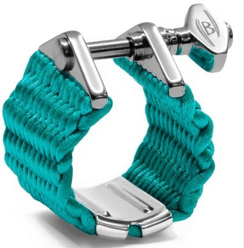 Esta é a primeira abraçadeira do Mundo que consegue combinar os fios altamente resistentes da Bambu, com um sistema de travas de Metal com banho de Cromo para dar resistência, brilho, suavidade e precisão no aperto, além da versatilidade de acoplar um sistema de ressonador exclusivo, podendo alterar completamente a profundidade e projeção do seu som. *Seu desenho foi pensado para que o musico consiga regular a pressão de ajuste na medida mais conveniente a sua proposta sonora. O sistema de travas proporciona uma fácil colocação na boquilha e um precisão na fixação da Palheta. *O processo de fabricação do cordão trançado garante que o fio não se rompa ao esticar-se. As fibras utilizadas são 100% sintéticas dando ao produto uma durabilidade prolongada e de fácil limpeza. *Entre suas várias características os músicos encontram uma facilidade ao articular, um staccato mais cômodo e ágil e uma ampla projeção no som. *Os clarinetistas tem tidos resultados excelente pois essa abraçadeira permite uma vibração distinta das abraçadeiras de metal ou couro. Proporcionando uma ampla gama de possibilidades, profundidade, projeção e timbre. Valor: R$500