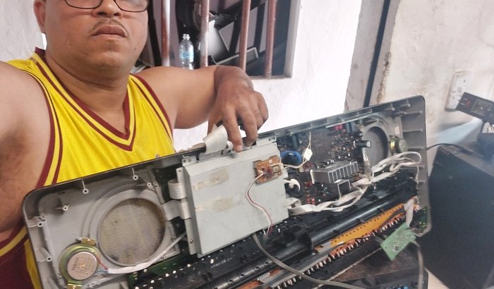 Meu teclado queimou  estou sem poder tocar  me ajude por favor  a comprar um teclado pra trabalhar q deus  me ajude 