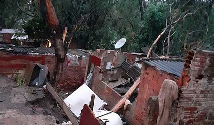 Ajudar familia que perdeu tudo na chuva