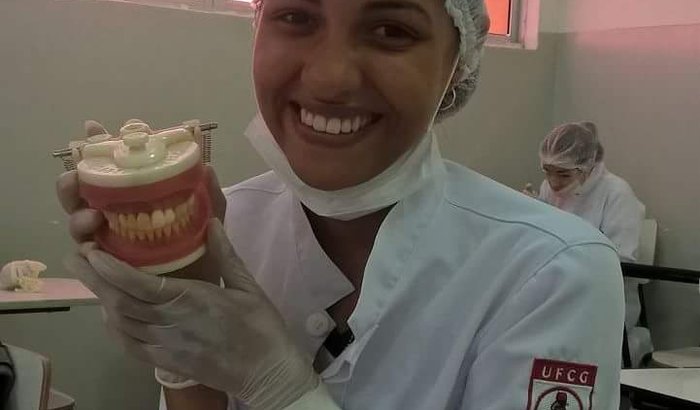 Ajude uma estudante de Odontologia a se formar!