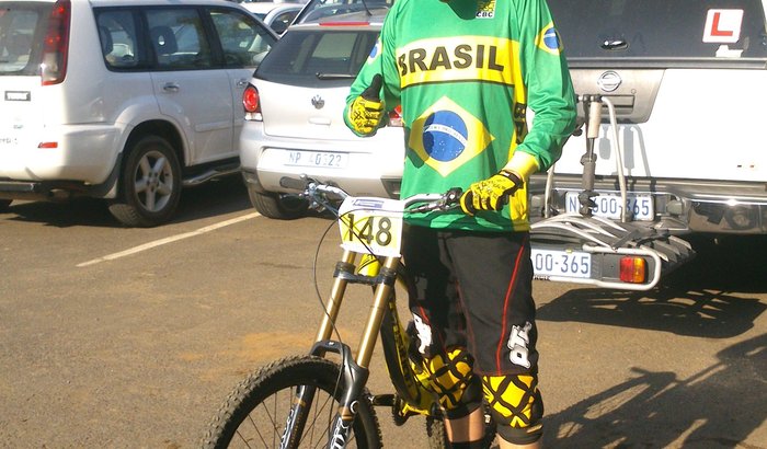 Ajude o Pauli a retornar as pistas do Mountain Bike Downhill
