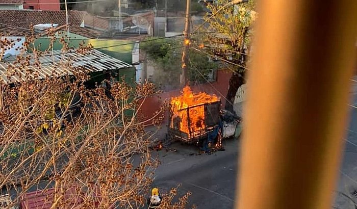  Vândalos puseram fogo na caminhonete de 🍍