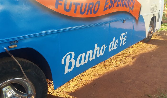 Ônibus Banho de Fé. 