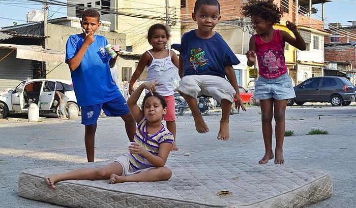 Fé em Deus e nas crianças da favela do Maruim