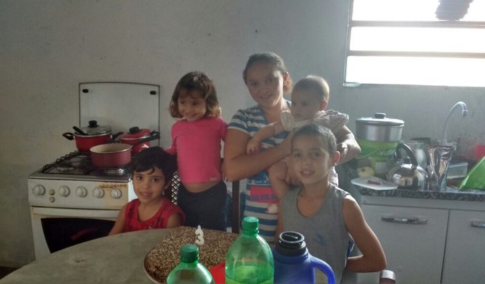 Familia Carente com 4 crianças precisando de ajuda