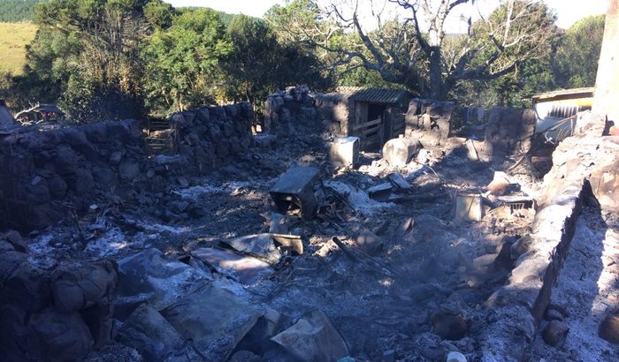 Casa incendiada - Gilmar Medeiros e Família