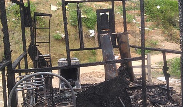 Ajudem a reconstruir a casa da Maria da saúde.