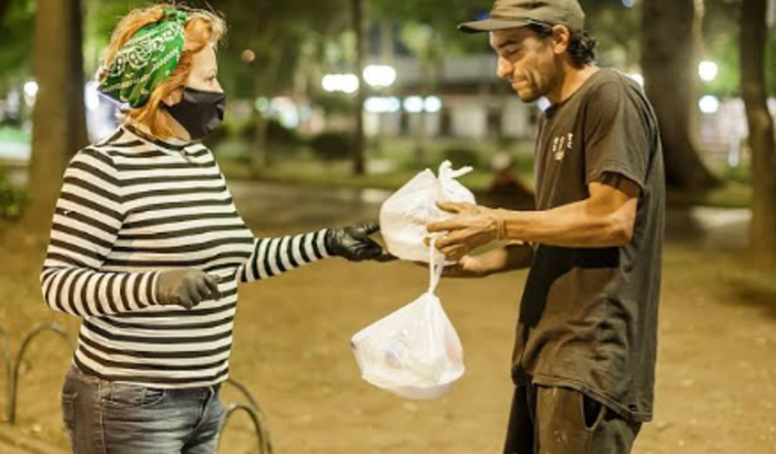 Alimento e roupas para moradores de rua