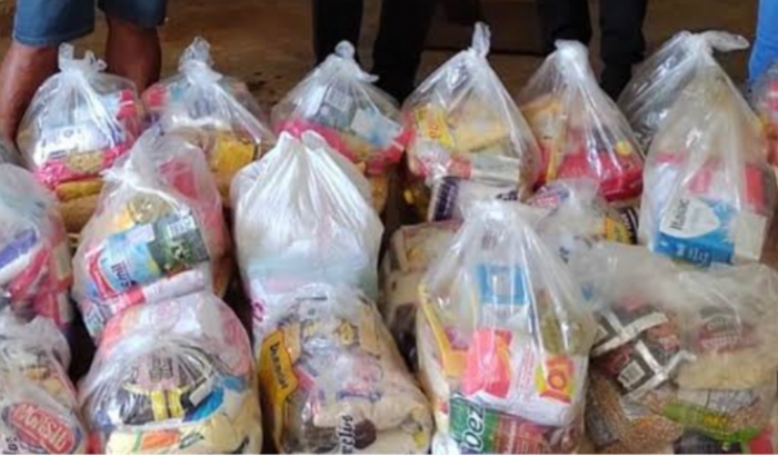 Distribuir Cestas básica Para famílias carentes