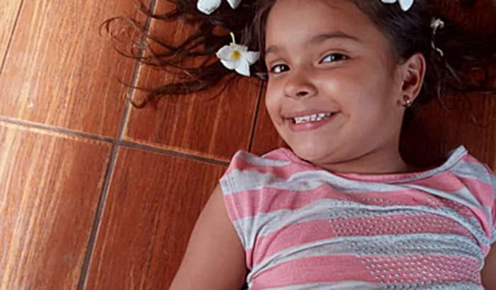 Ajude a Yasmin de 5 aninhos a retirar um tumor