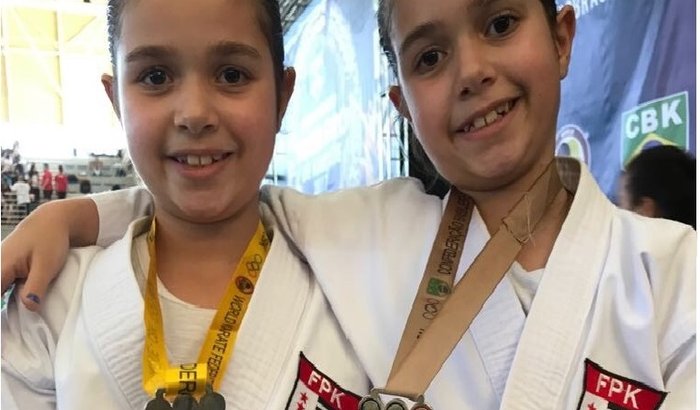 AS GÊMEAS DO KARATÊ PRECISAM DE SUA AJUDA