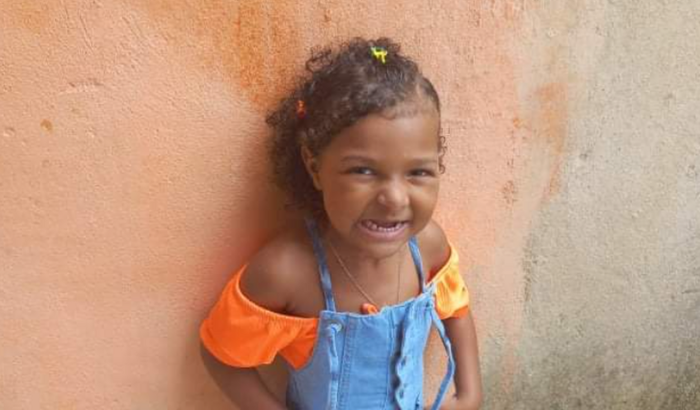 Ajude a pequena mikaelly Vitória