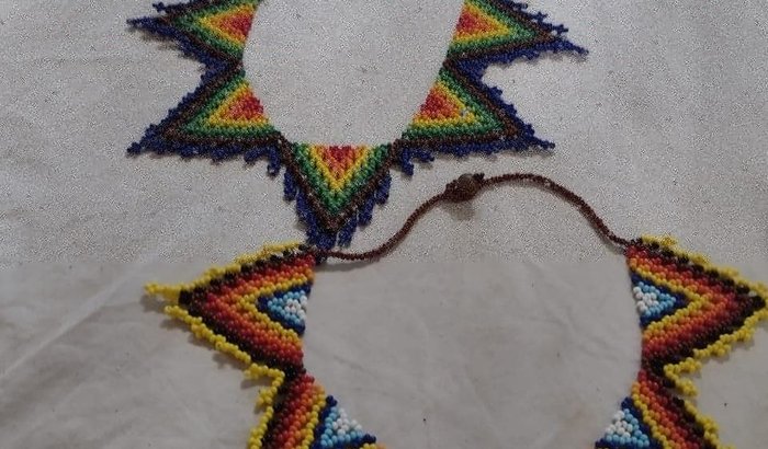 Arte indígena em miçangas