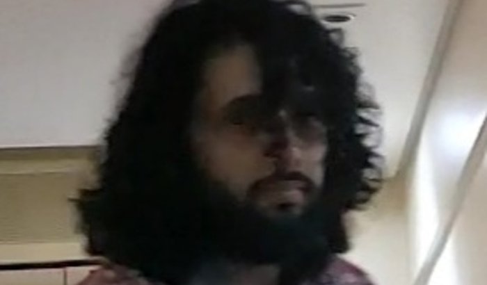 Ajuda para cortar o cabelo e fazer a barba do Machado