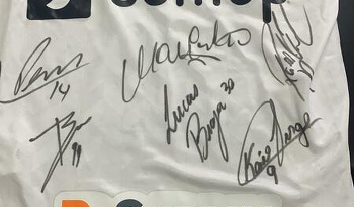 Rifa de R$ 32 - Camisa autografada do Santos