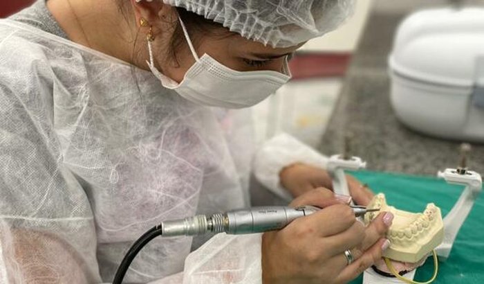 Ajude Rayane comprar seus materiais de faculdade.