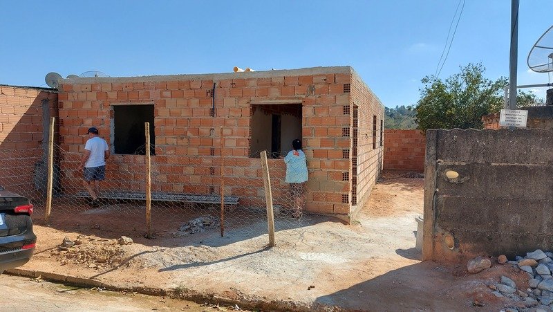 Ajude a concluir a obra da casa da Ana