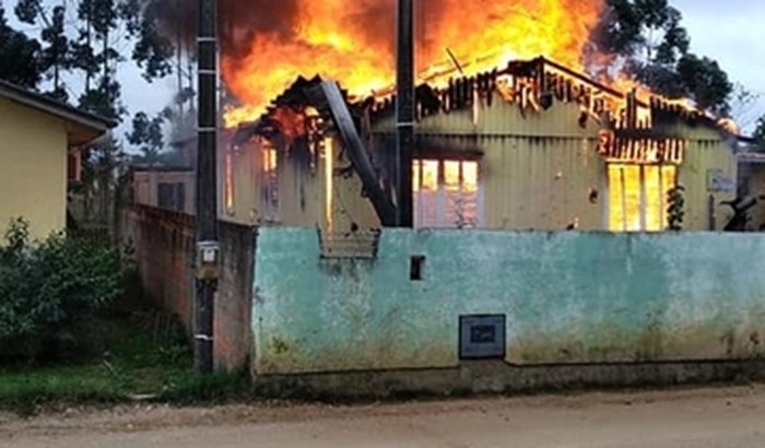 Ajude a reconstrução da casa da Tia Alice