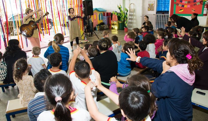 Fim de Ano, Orfanato criança feliz