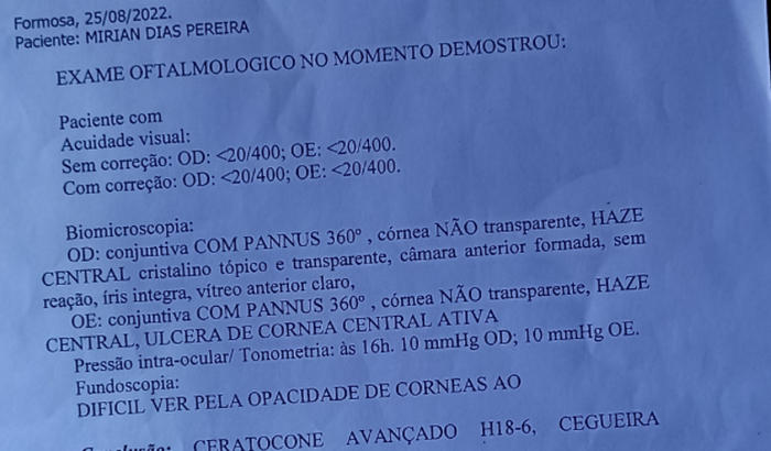 Ajuda Mirian a comprar o par de lentes de contato