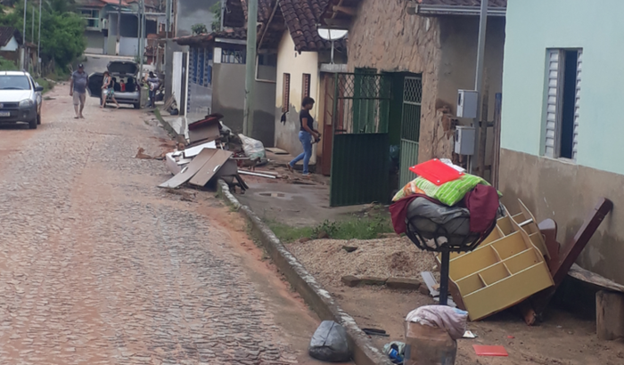 ajuda para comprar móveis estragados pela chuva (fronteira dos vales/Mg)