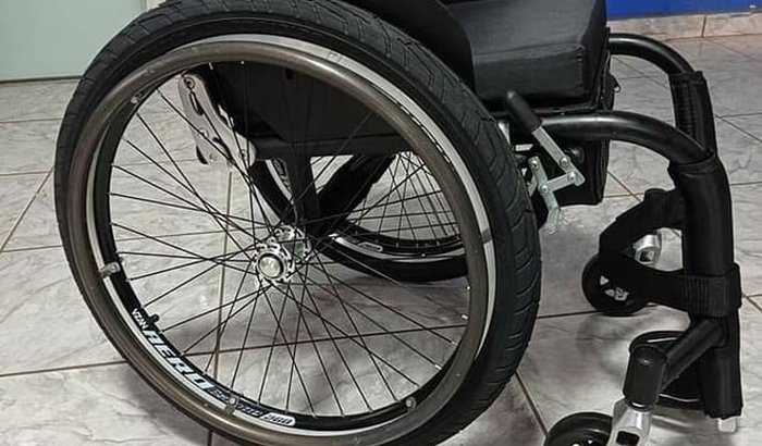 “Compra de uma cadeira de rodas profissional, para a prática dos meus esportes.”
