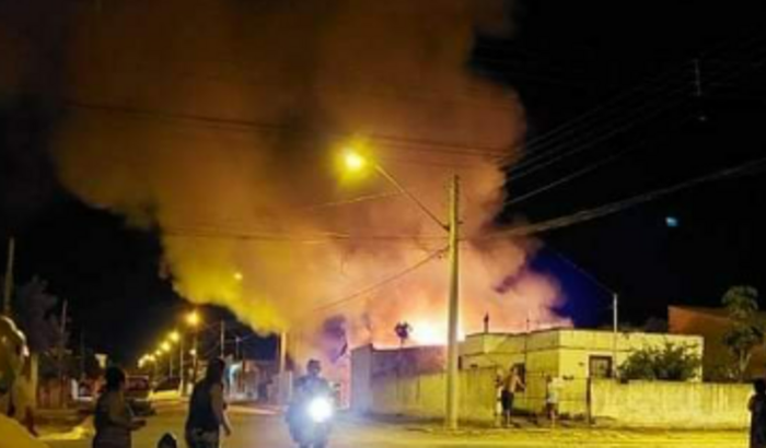 Ajudar a reconstruir casa totalmente destruída por um incêndio. 