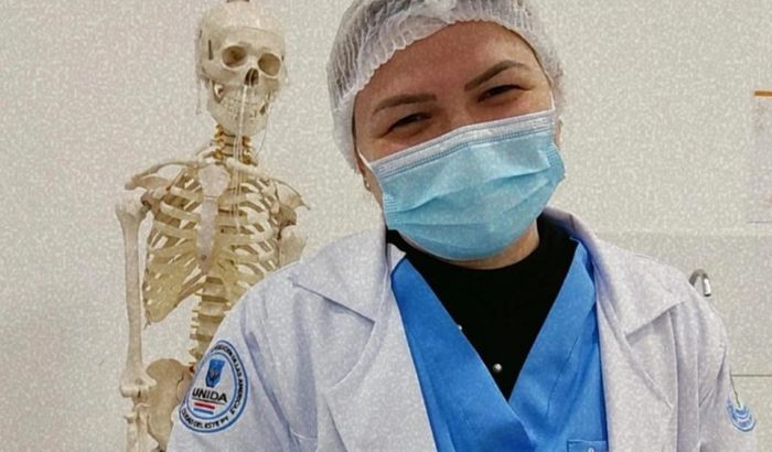 Ajude Renata a se formar médica.