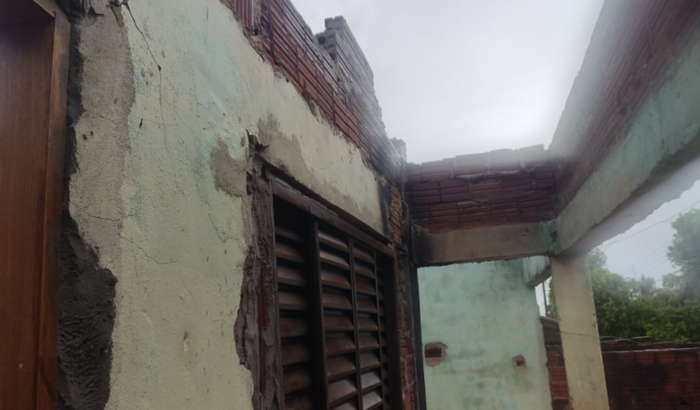 Reconstrução da casa da minha mãe que foi queimada 