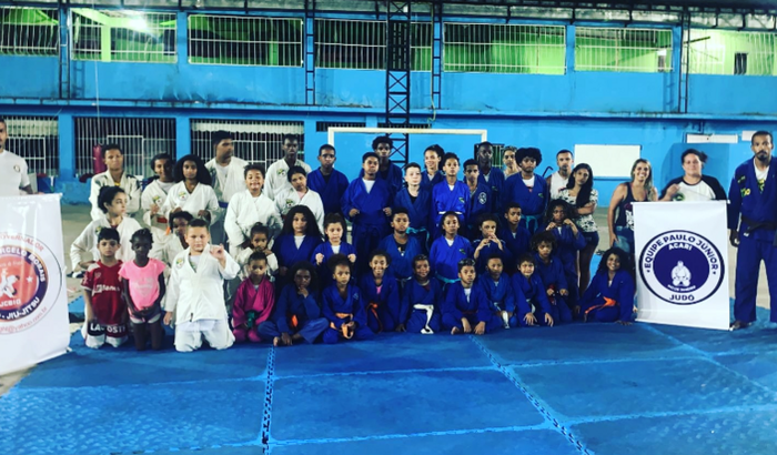 Tirando crianças e jovens das ruas, com o kickboxing e judo