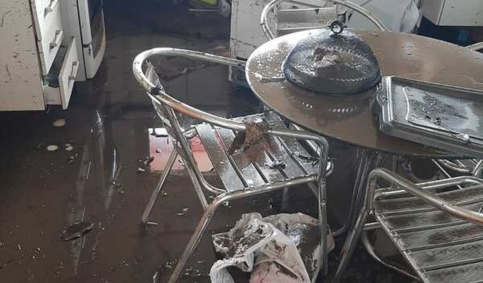 Ajuda para reconstruir cozinha alagada