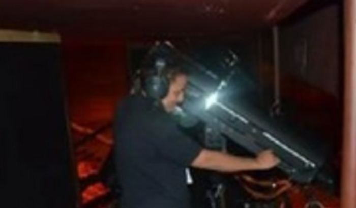 Ajude um técnico de teatro recomeçar 