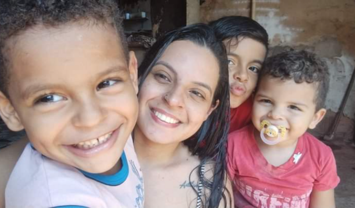 Ajuda Cristiane a realizar os exames do seu filho.