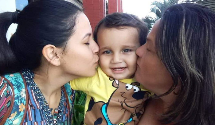 Ajudando minha mãe a comprar um carrinho de picolé