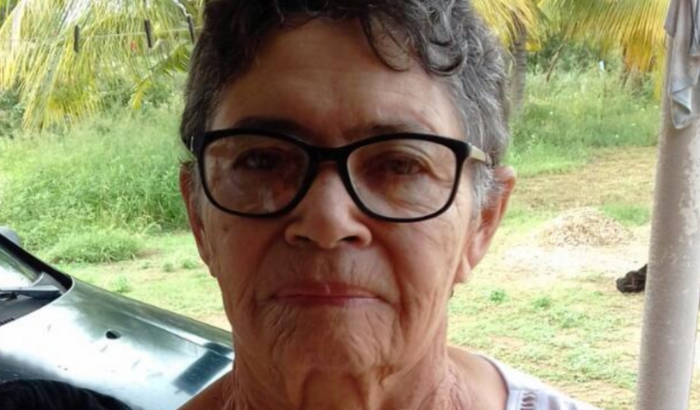 Dona Odete precisa de parelho auditivo