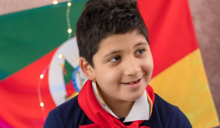 Ajudar o Bê que tem autismo severo e precisa de aplicações nas pernas para parar de cair.