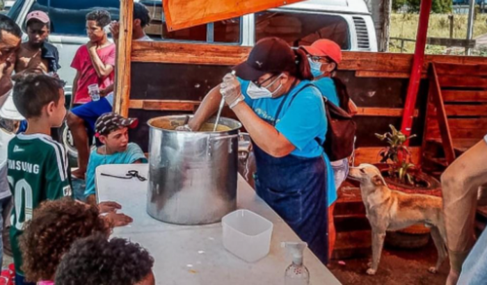 Ajuda à comunidades carentes 