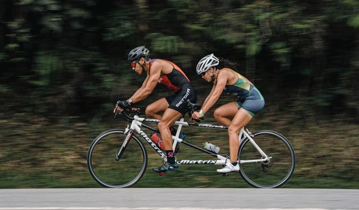 ajuda para  atleta com deficiência visual