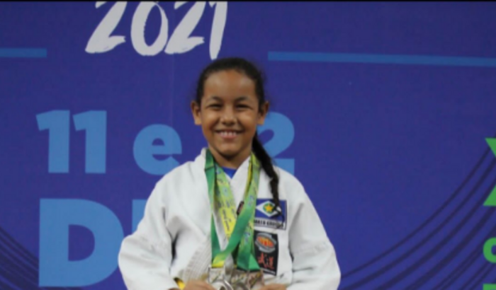 Pequena HELENA MARTINS Irá representar a nossa cidade no campeonato brasileiro de karatê em fortaleza vamos nos unir...