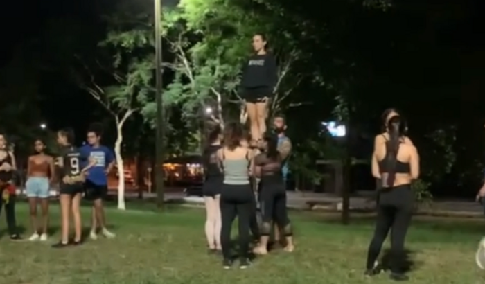 Nos ajude a competir com o time de cheerleader 