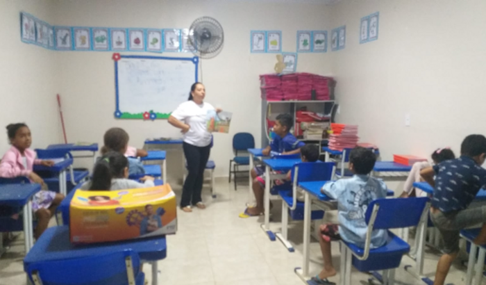Ajudar a construir salas de aulas. 